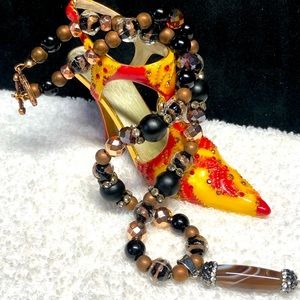 ⭐️💕pretty beaded style copper brown and black necklace-agate